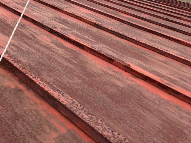 錆に覆われた桜川市の金属トタン屋根